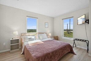 6 bedrooms, desk, iron/ironing board, travel cot