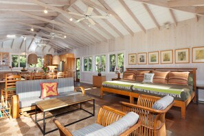 TV, DVD-spiller, bøker og stereoanlegg