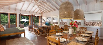 Spectacular Beachfront Home! Waialea Bay Beach House on White Sand Beach