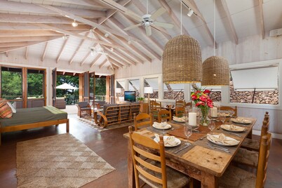 Spectacular Beachfront Home! Waialea Bay Beach House on White Sand Beach