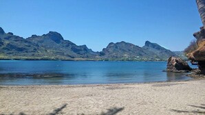 På stranden, solsenger og strandhåndklær