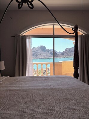 4 chambres, fer et planche à repasser, lit de bébé portatif