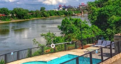 ❤️OF DOWNTOWN NASHVILLE/On the RIVER/2 KNG BDS/2 BA/Walk 2 ALL.. BROADWAY🎸/POOL