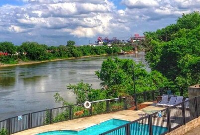 ❤️OF DOWNTOWN NASHVILLE/On the RIVER/2 KNG BDS/2 BA/Walk 2 ALL.. BROADWAY🎸/POOL