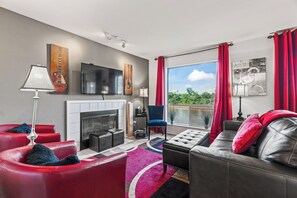 Smart TV, chimenea y estéreo 