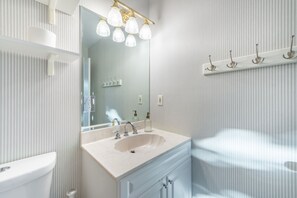 Ensemble douche/baignoire, sèche-cheveux, serviettes fournies, savon