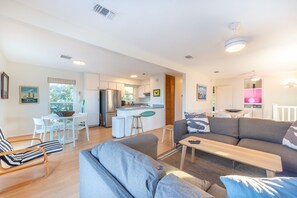 Smart-TV, Kamin, Musikbibliothek