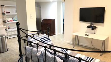 5 habitaciones, escritorio y tabla de planchar con plancha