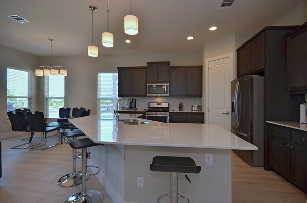 Fridge, microwave, oven, stovetop - SXSW,    FORMULA 1,     ACL,     WEDDINGS,     GRADUATIONS,    JUST FOR FUN (Round Rock)