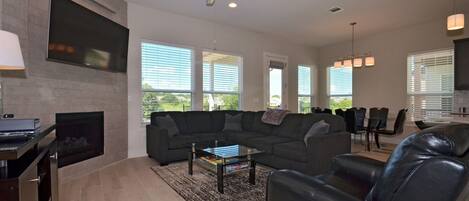 Älytelevisio, takka, videopelejä, DVD-soitin