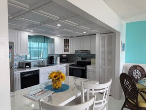 Fridge, microwave, oven, stovetop - OCEANFRONT! RESERVE QUICKLY! YOU’LL LOVE IT! EVERYONE DOES! License #26- 0403 (Tavernier)