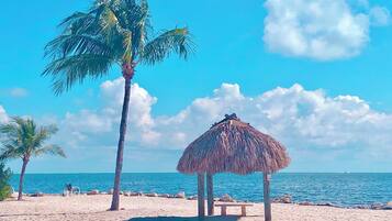 Sur la plage, chaise longue, serviettes de plage