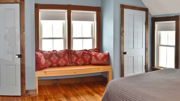 4 bedrooms, desk, iron/ironing board, travel crib