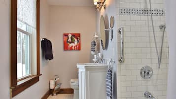 Ensemble douche/baignoire, sĂšche-cheveux, serviettes fournies, savon