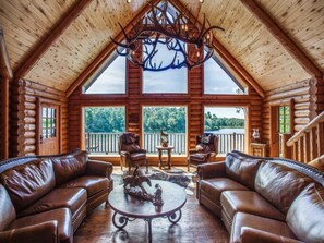 Fernseher, Tischfußball, Tischtennisplatte