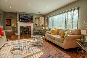 Smart TV, books - Heidtke House, A Rare Find & Featured on TV! (Nashville)
