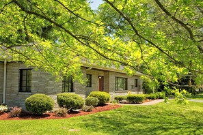 Exterior - Heidtke House, A Rare Find & Featured on TV! (Nashville)