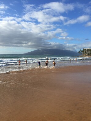 Beach nearby, sun loungers, beach towels