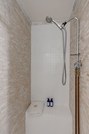 Dusche, Haartrockner, Handtücher, Seife