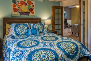 2 bedrooms, iron/ironing board, WiFi, bed sheets - We have A/C! Relax in the hot tub! modern design, family and pet friendly! (Salida)