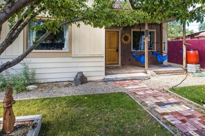 Exterior - We have A/C! Relax in the hot tub! modern design, family and pet friendly! (Salida)