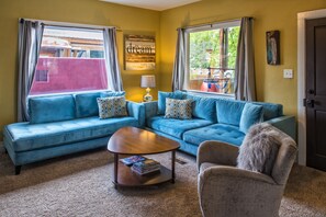 TV, DVD player, stereo - We have A/C! Relax in the hot tub! modern design, family and pet friendly! (Salida)