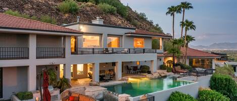 Een verwarmd zwembad