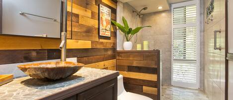 Regadera, secadora de cabello, toallas, jabón