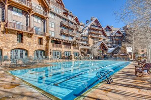 Een binnenzwembad en een buitenzwembad