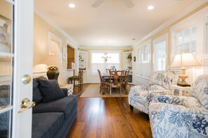 TV, DVD-spiller, bordtennis og stereoanlegg