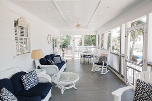 TV, DVD-spiller, bordtennis og stereoanlegg