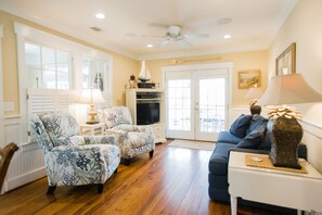 TV, DVD player, ping pong, stereo - WALK TO THE BEACH !! BOOK THIS 5 STAR PLACE! (Tybee Island)