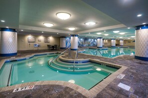 Una piscina interior con varias pistas, un indicador de profundidad de 3 pies y un letrero que dice 'No Diving'.