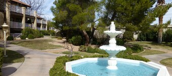 "Condo Du Jour!" Remodeled! Comfortable King Bed!