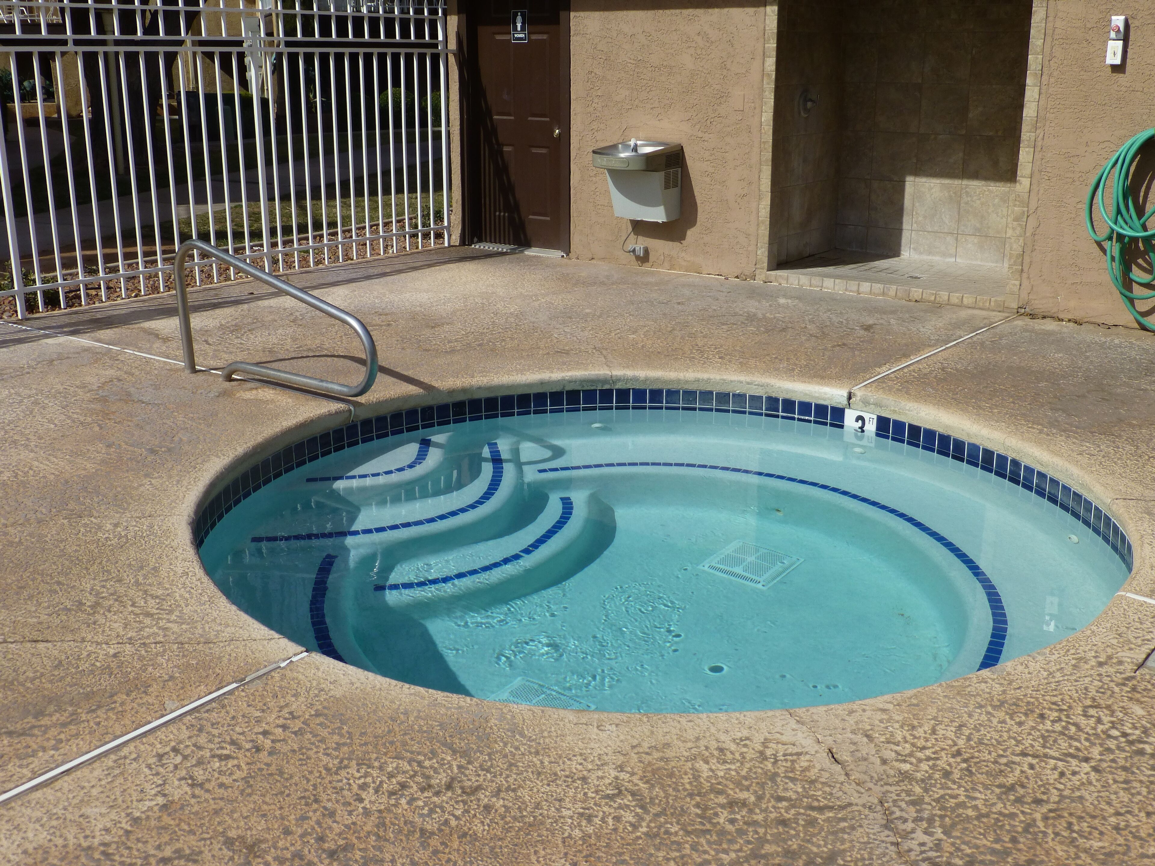 Utendørsbasseng og et oppvarmet basseng