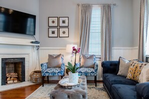 Smart TV, fireplace - 3BR/3BA Historic District Townhouse...walk to everything Savannah has to offer!! (Savannah)