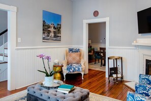 Smart TV, fireplace - 3BR/3BA Historic District Townhouse...walk to everything Savannah has to offer!! (Savannah)