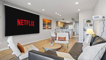 Smart TV, chimenea, reproductor de DVD y libros