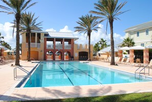 Piscine extérieure, piscine chauffée, chaises longues