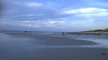 Beach nearby, sun loungers, beach towels