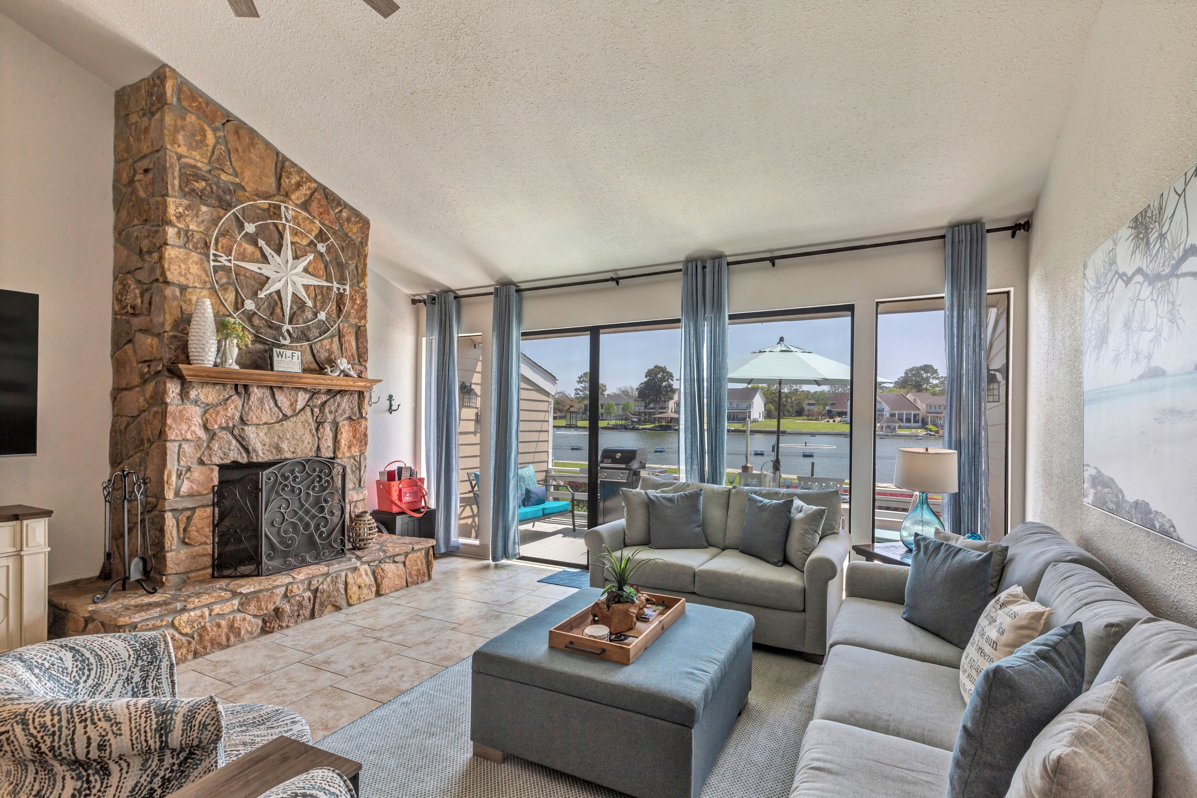 Télévision, cheminée, lecteur de DVD, chaîne hi-fi