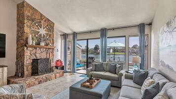 Télévision, cheminée, lecteur de DVD, chaßne hi-fi