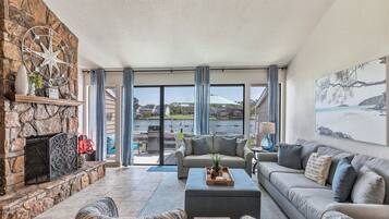 Televisión, chimenea, reproductor de DVD y estéreo