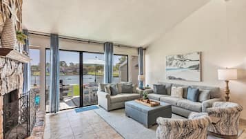 Télévision, cheminée, lecteur de DVD, chaßne hi-fi