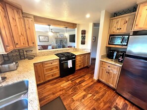 Jääkaappi, mikroaaltouuni, uuni, liesi