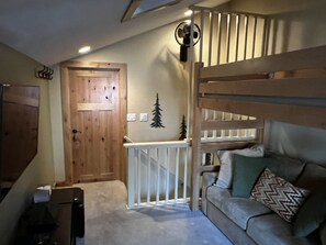 Älytelevisio, takka, DVD-soitin, kirjoja