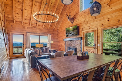 Mtn View Cabin 5 min to Downtown Blue Ridge w/Hot Tub and Firepit, Pet Friendly!