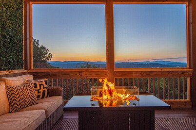 Mtn View Cabin 5 min to Downtown Blue Ridge w/Hot Tub and Firepit, Pet Friendly!