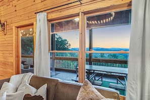 TV connectée, cheminée, jeux vidéo, lecteur de DVD