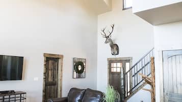 Smart TV, fireplace, DVD player, ping pong